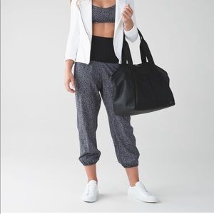 🍋 HP! 🍋 Lululemon Om Pant size 4 Freckle Flower Black White